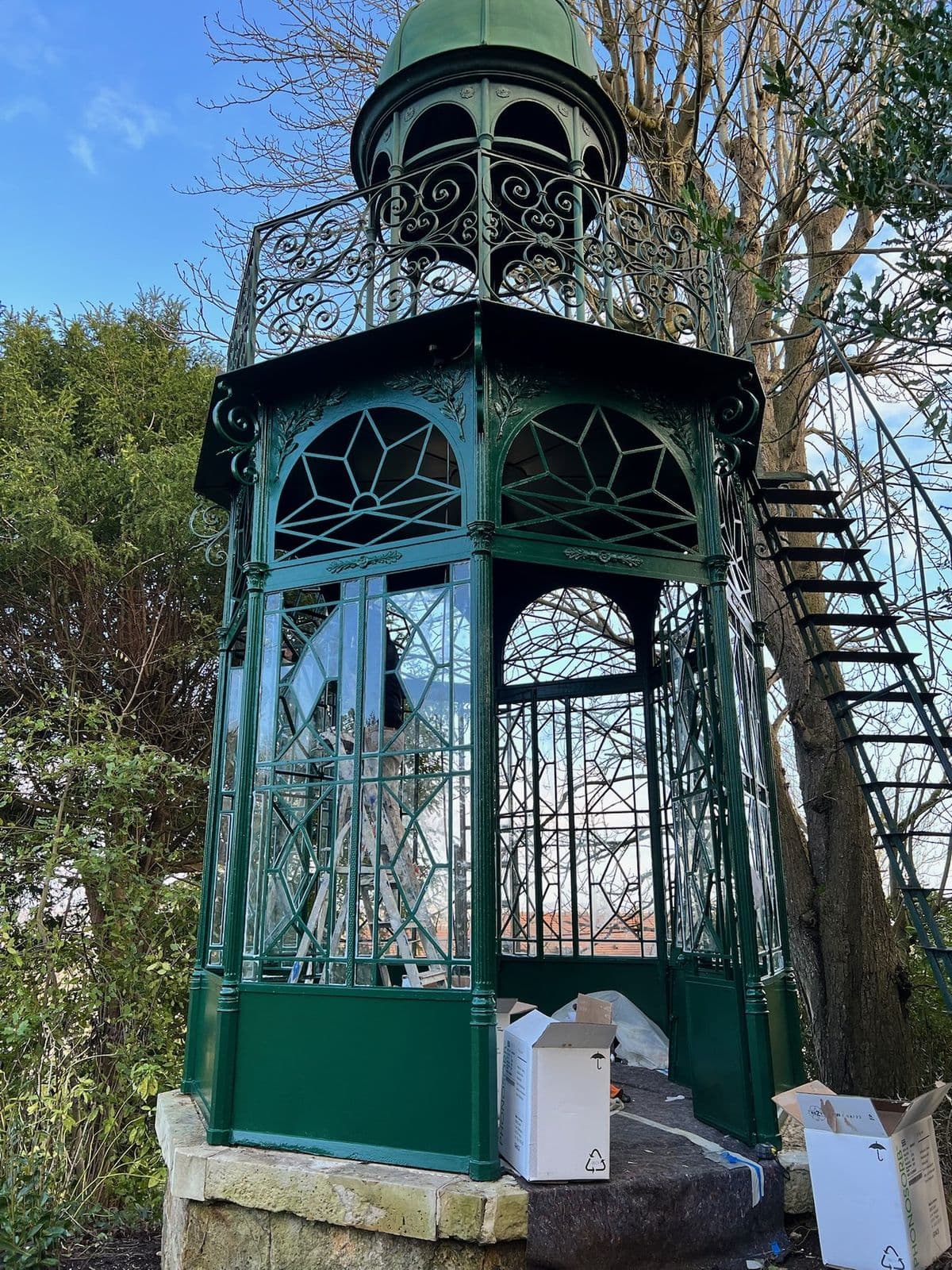 Kiosque en acier à l'ancienne