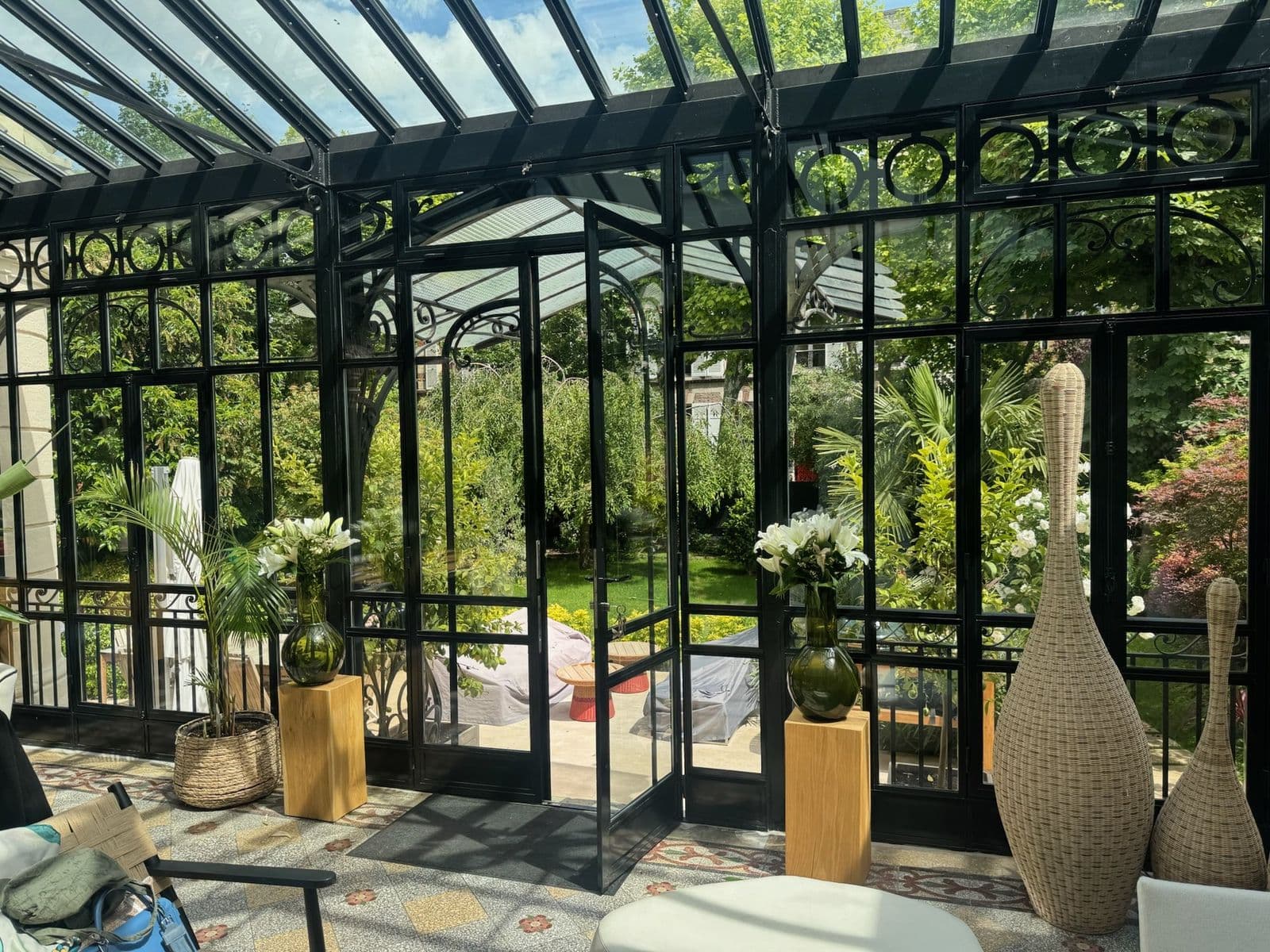 Véranda en acier ouverte sur le jardin, réalisation SN Concept