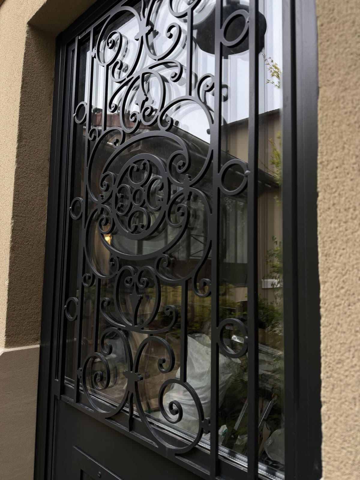 Porte d'entrée en fer forgé de style Art nouveau
